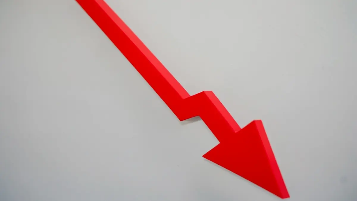Graph showing a downward trend with a red arrow pointing down.