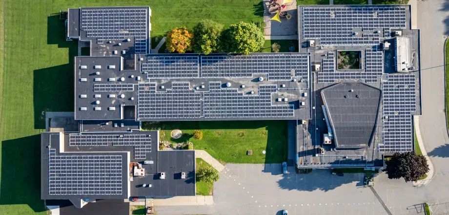 zonnepanelen op dak van school